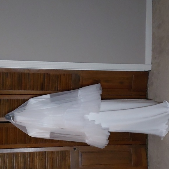 White Fingertip Ruffle Edge Wedding Veil With Comb - Picture 3 of 10